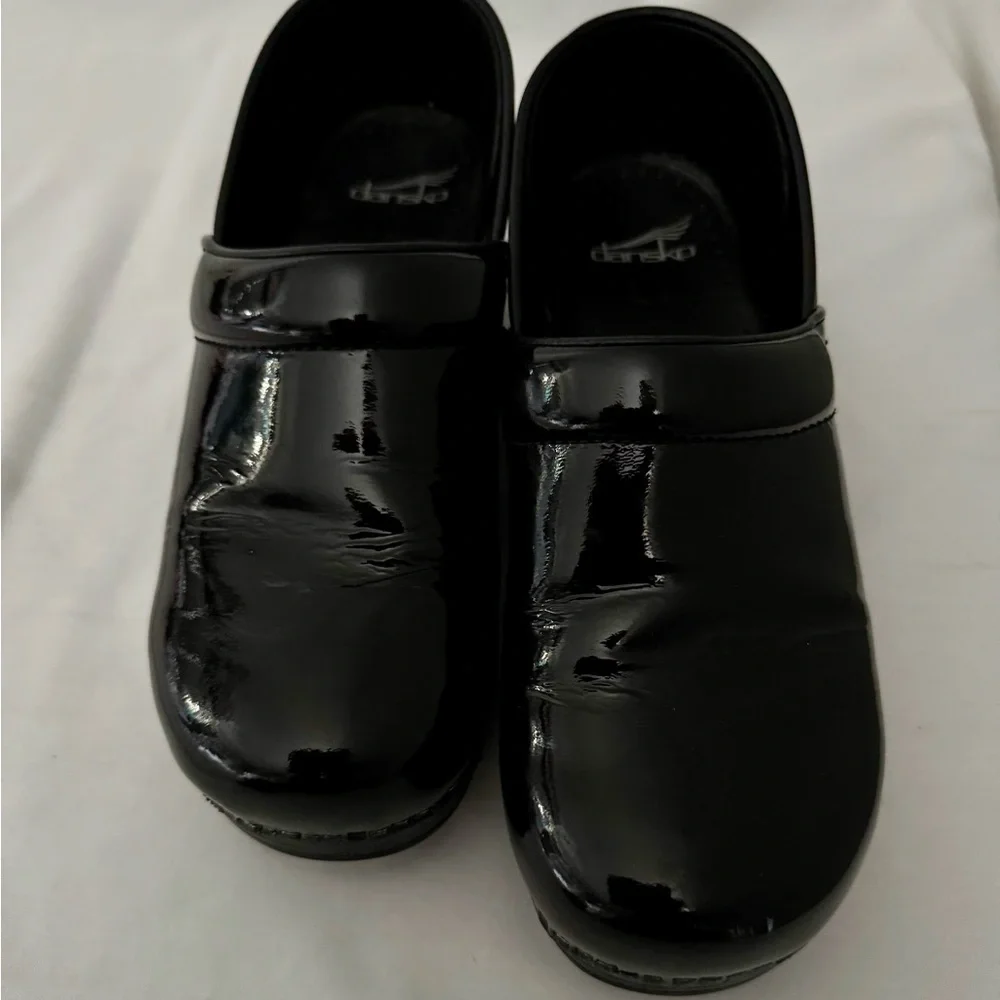Dansko Black Patent Leather Staple Clogs Size 41 EUC - Picture 3 of 8